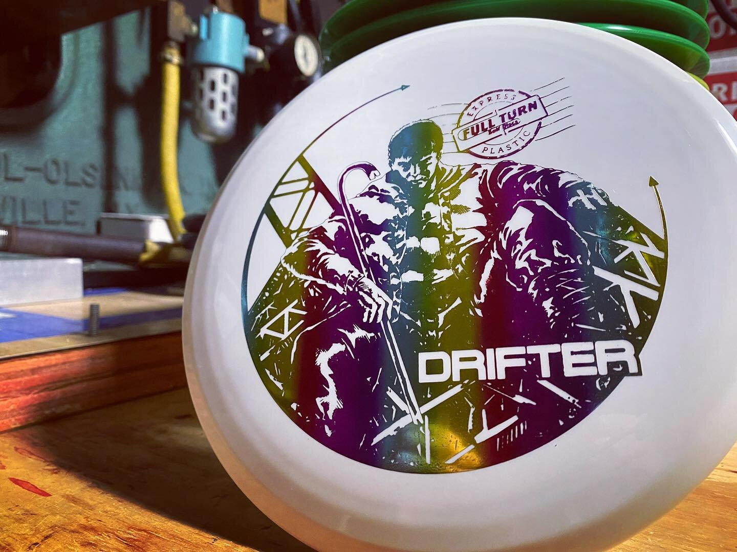 We&rsquo;re bringing back this classic stamp for our Express Drifters. What do you think? 
#fullturndiscs #prodiscus #gatewaydiscsports #throwback #drifter #discgolf #discgolflife #discgolfeveryday #discgolfshoutouts #discgolfdaily #discgolfart #dis